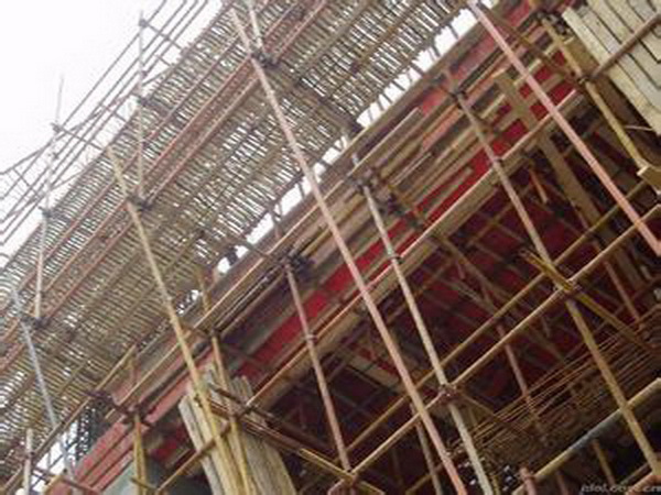 移動(dòng)腳手架搭設(shè)完畢后應(yīng)按以下標(biāo)準(zhǔn)進(jìn)行檢查驗(yàn)